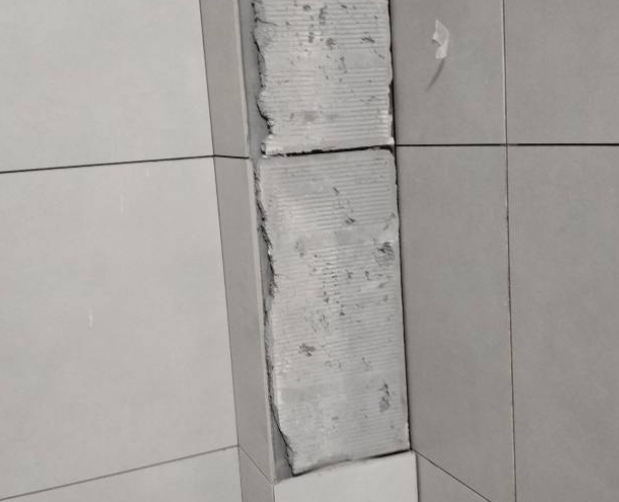 黄石瓷砖空鼓维修公司分享下瓷砖施工前基层浇水润湿程度不足，可能导致以下问题
